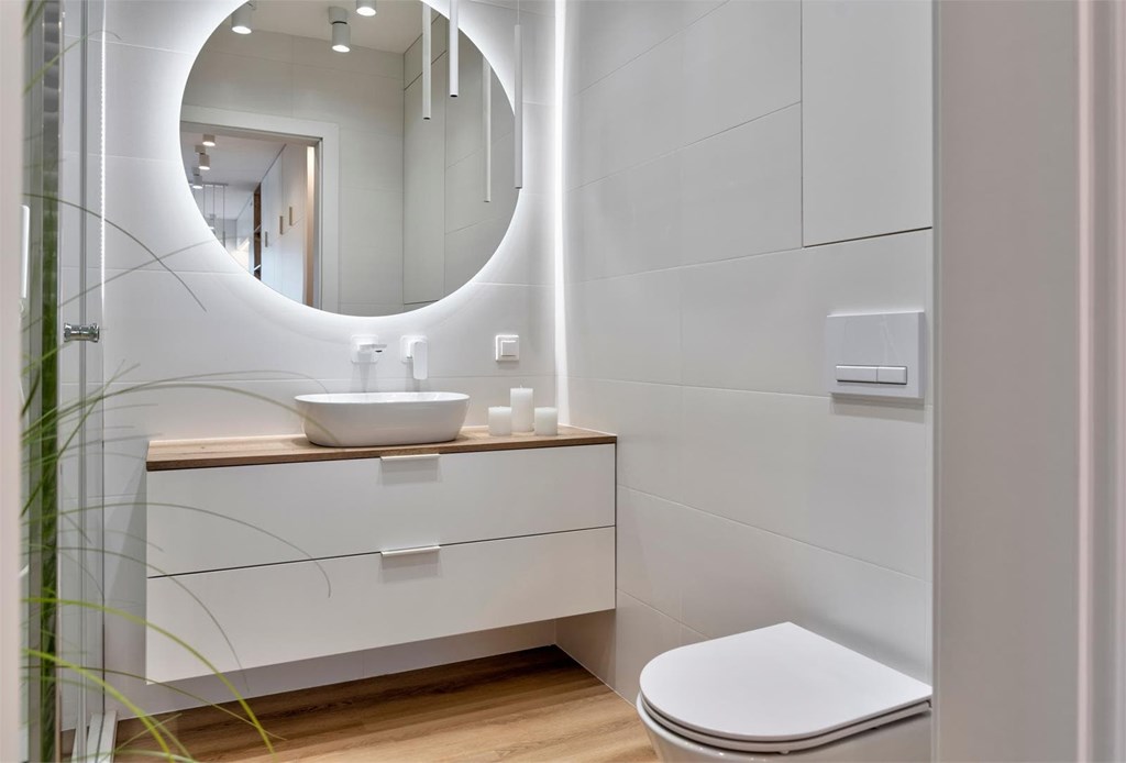 Cómo el color blanco puede conseguir amplitud en la reforma del baño