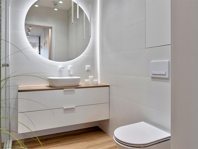 Cómo el color blanco puede conseguir amplitud en la reforma del baño